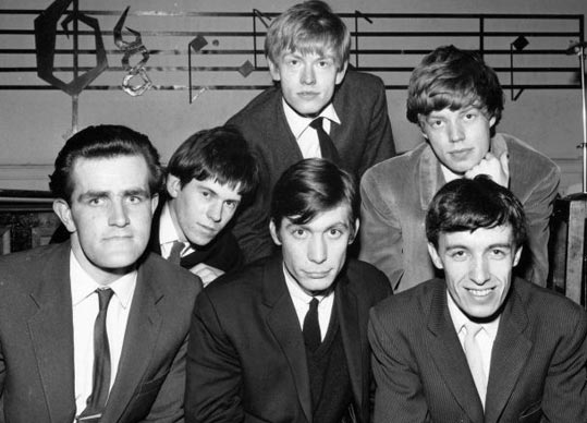 «Rolling Stones» в 1963 році (зліва направо) - Єн Стюарт, Кіт Річардз, Брайан Джонс, Чарлі Воттс, Мік Джеггер, Білл Ваймен