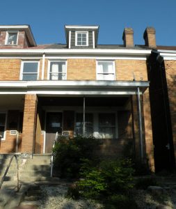 Будинок, в якому пройшло дитинство Енді Воргола. 3252 Доусон-стріт, Оукленд, Піттсбург (жив тут з 1934 по 1949 рік)