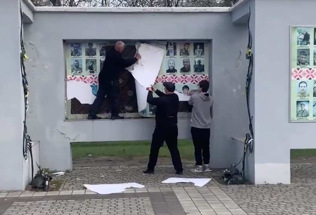 Російські окупанти та їх колаборанти розтрощили в Херсоні стіну пам'яті "Слава Україні"