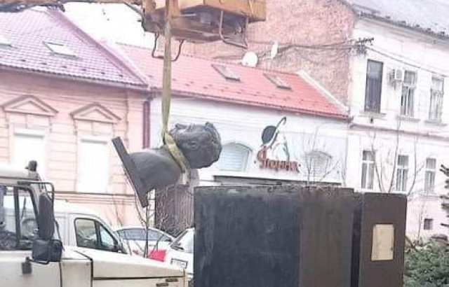 Кінець російської культури: у місті Мукачево демонтували пам’ятник Пушкіну